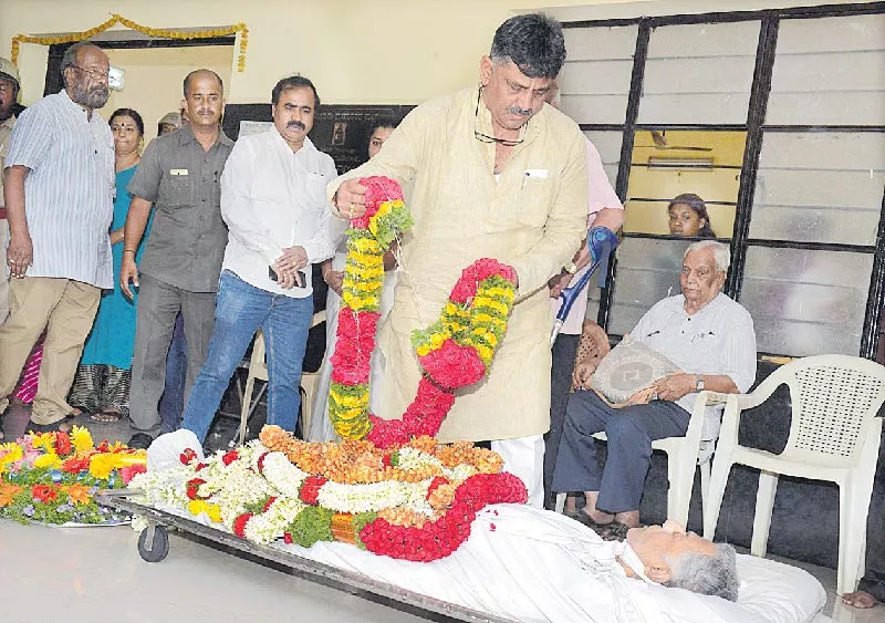 Veteran playwright-actor Girish Karnad passes away - Sakshi