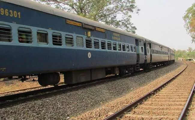 Unbearable Heat Kills Four On Board Kerala Express - Sakshi