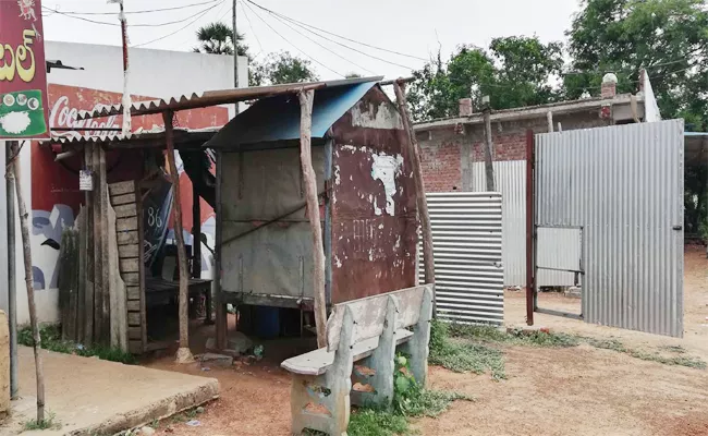 Belt Shops Closed In Narasannapeta - Sakshi