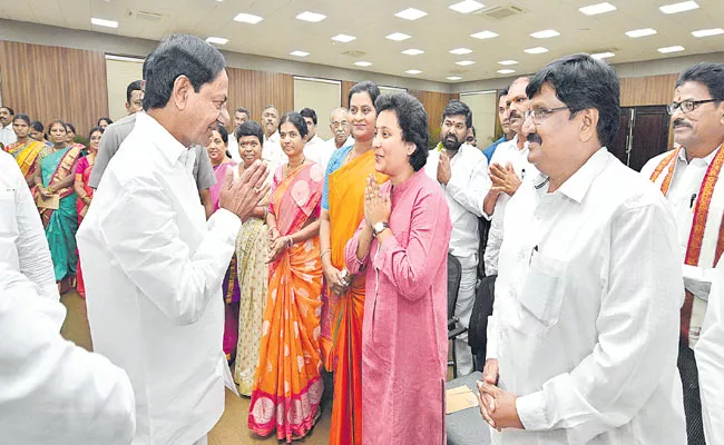 KCR Meets Newly Elected ZP Chairpersons At Pragathi Bhavan - Sakshi