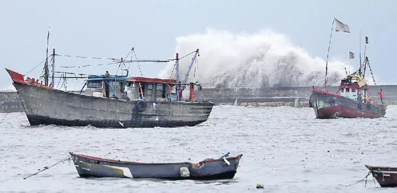 Cyclone Vayu intensifies in Gujarat - Sakshi