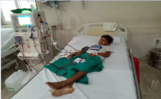 Six Years Boy Suffering With Kidney Failure In  Vishakapatnam - Sakshi