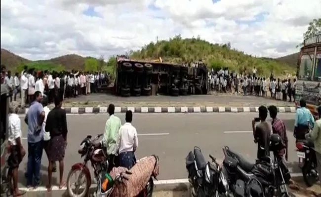 Regularly Happens Road Accidents in Anantapur - Sakshi