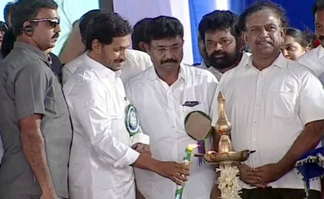 AP CM YS Jagan Attends Rajanna Badibata Programme At Penumaka - Sakshi