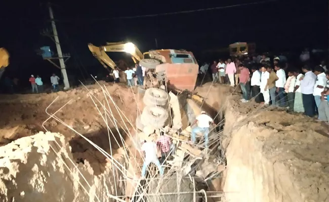 Two People Died While Kondapochamma Sagar Reservoir Works - Sakshi