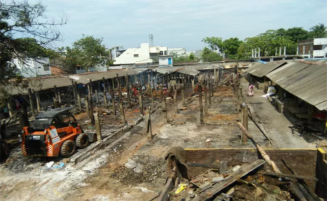 Fire Accident In Tagarapuvalasa Market Yard - Sakshi