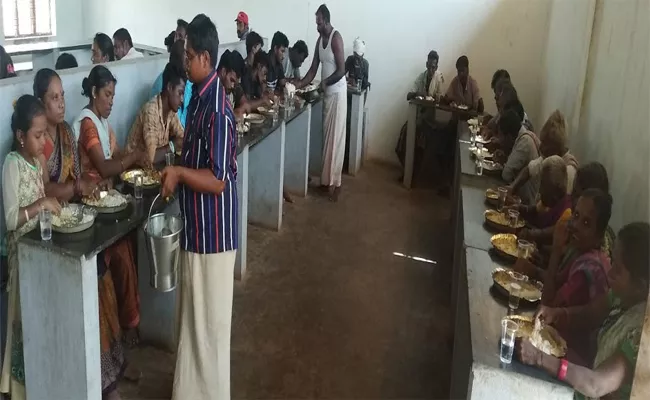 Devotees Angry On Food Donate By Ahobilam Temple Committee Allagadda - Sakshi