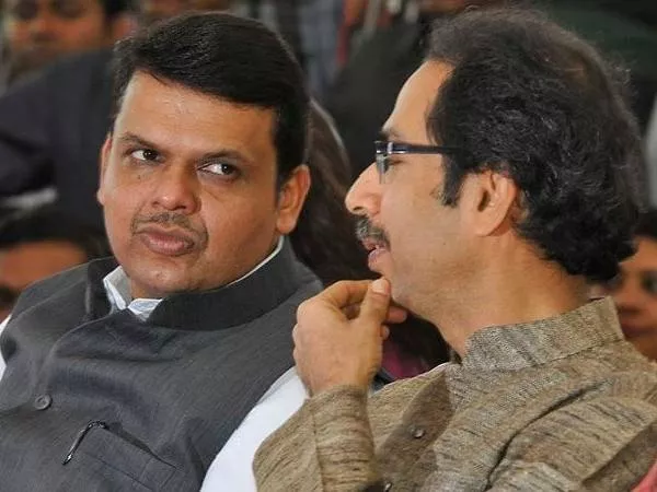 Devendra Fadnavis Meets Uddhav Thackeray Ahead Of Cabinet Expansion - Sakshi