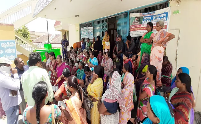 DWCRA Women Agitation at Bank - Sakshi