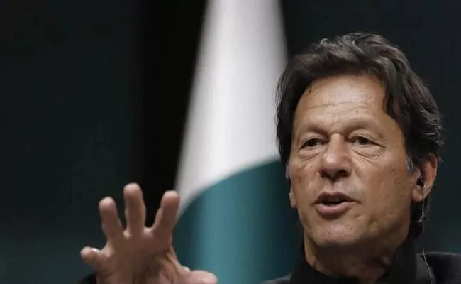 Pak PM Imran khan Motivates Pakisthan cricketers To Win The Match - Sakshi