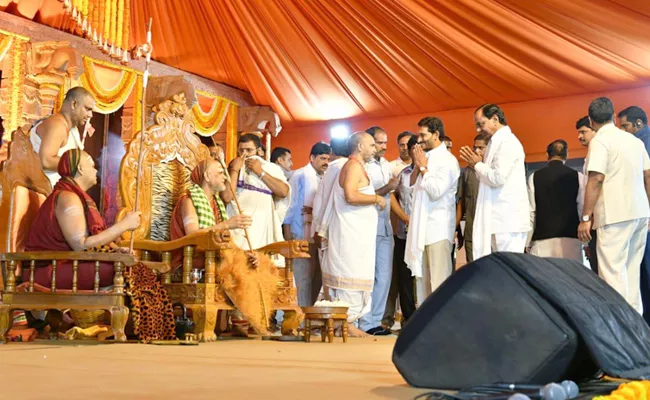 Kiran Bala Swamy Deeksha Sweekaranam Ceremony In Sharada Peetham - Sakshi