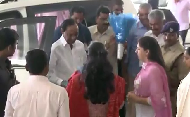 Kcr Recived by Ap ministers in Vijayawada airport - Sakshi