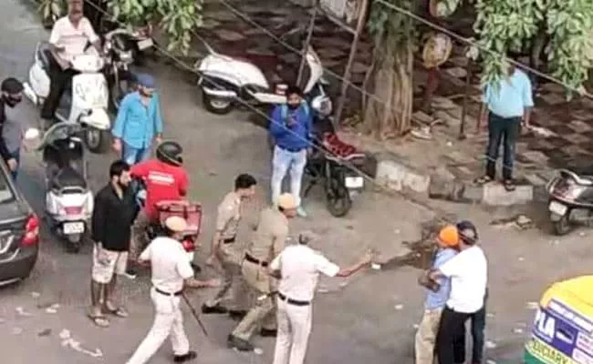 Street Fight Between Delhi Cops And Driver Video Viral - Sakshi