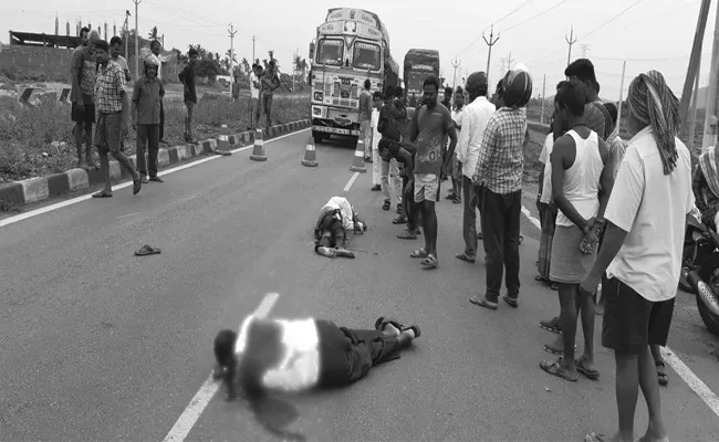 Road Accident In Mandasa, Srikakulam - Sakshi