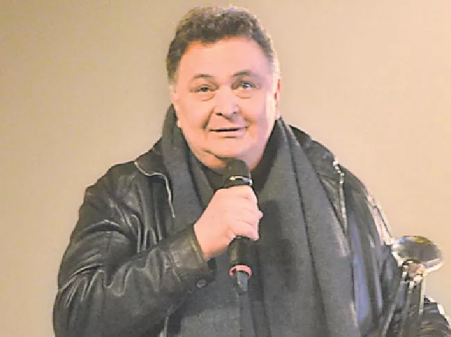 Rishi Kapoor set to return to India post treatment - Sakshi