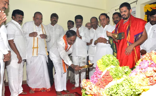 KCR inaugurates New Mla Quarters In Hyderguda - Sakshi