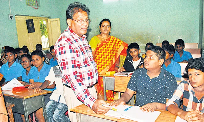 Tenali RDO Admits Son To Government School - Sakshi