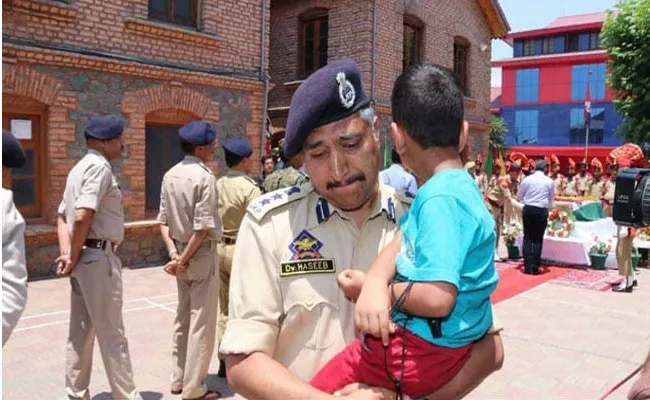 Kashmir Policeman Carrying Killed Cop Son Breaks Down During Homage - Sakshi