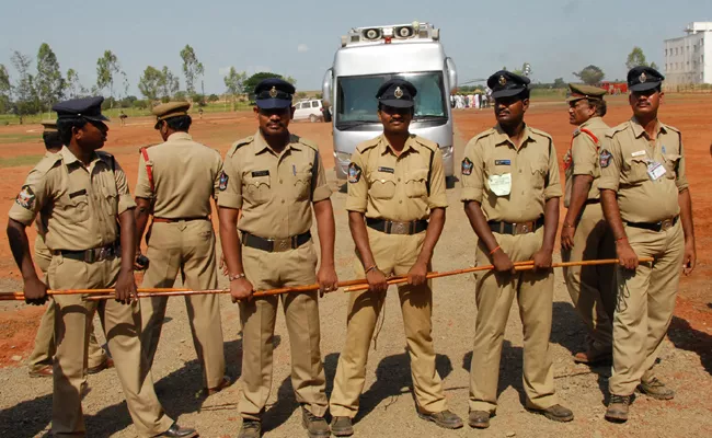 YS Jagan Mohan Reddy Implemented Weekly Offs In Police Department - Sakshi