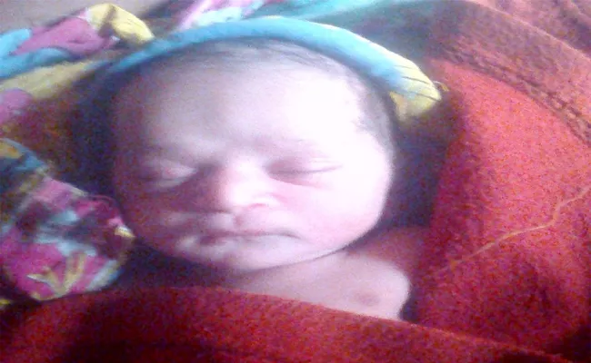 Fifteen Days Old Baby Kidnapped In Armoor, Nizamabad - Sakshi