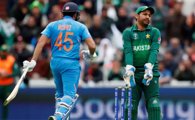 Sarfaraz You Are Fat Fan Screams Insults at Pakistan Captain After Defeat to India - Sakshi