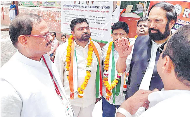 Telangana Congress MPs attend a parliamentary party meeting in Delhi - Sakshi