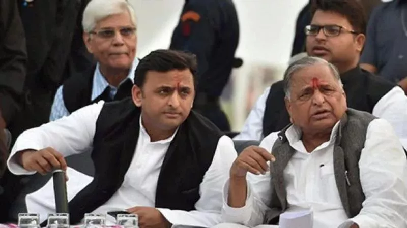 Akhilesh Yadav Heads To Mulayam Singh Yadav For Advice - Sakshi