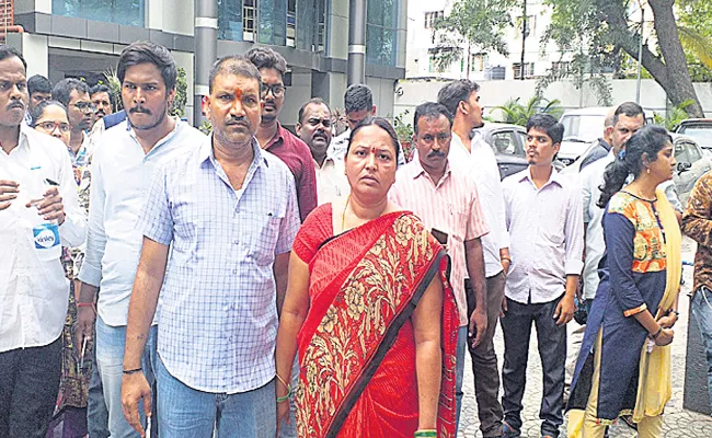 Parents Protest For Their Daughter At Panjagutta Police station - Sakshi