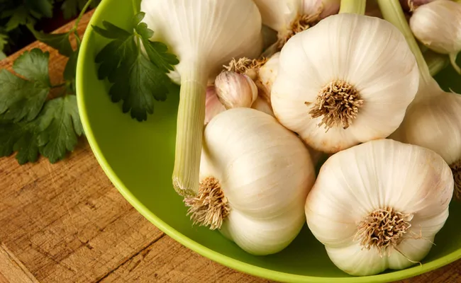 21 Million Views For Garlic Peeling Hack That Blowing People  Minds - Sakshi