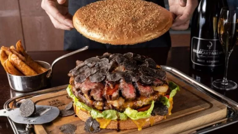 Tokyo Restaurant Serves Giant Burger - Sakshi