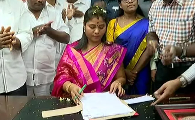 Deputy CM Pushpa Srivani takes charge as Tribal Welfare Minister - Sakshi