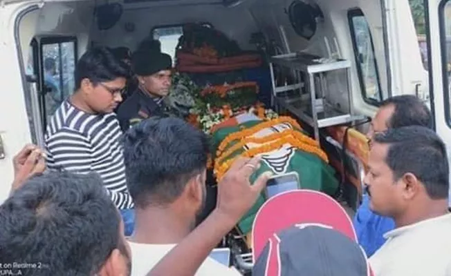 BJD Flag On Amar Jawan Bedbody In Odisha - Sakshi