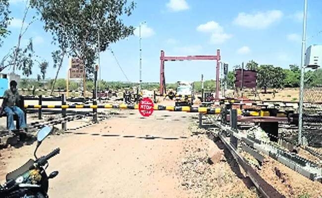 Railway Department  Want  To Speed Up  Railway Gate Line In Rajapur - Sakshi