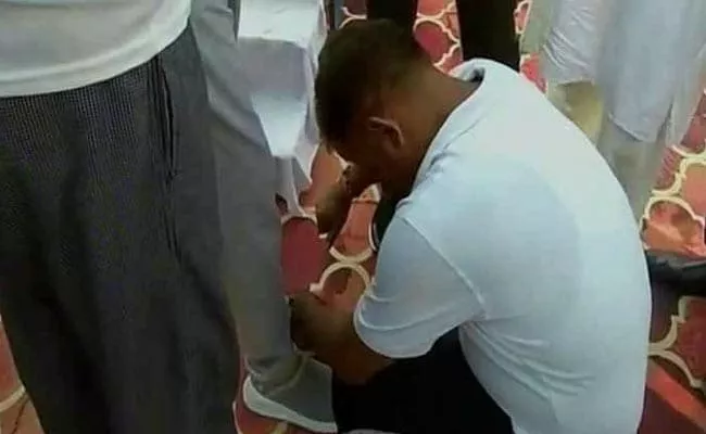 UP Minister Allowed The Government Employee To Tie His Shoelace - Sakshi