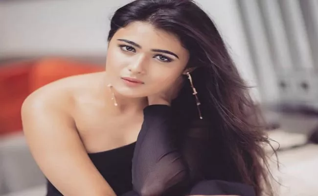 Shalini Pandey Put Focus On Tamil Movies - Sakshi