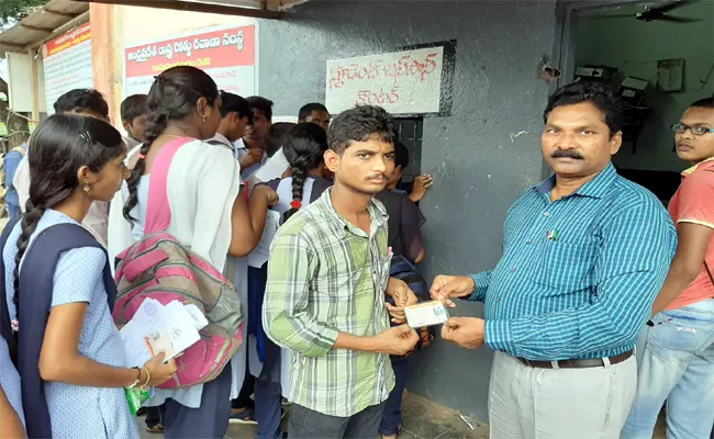 Free Bus Passes Issued By RTC For School Students In East Godavari - Sakshi