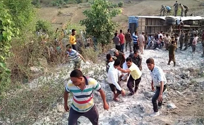 6 Died, 43 Injured after Bus Falls Into Gorge in Jharkhand - Sakshi