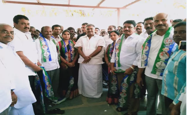 Tadipatri Tdp Councilors Join In Ysrcp - Sakshi