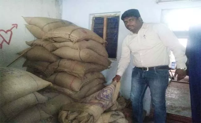 Ration Dealers Committing Fraud In Distribution At Narasaraopeta - Sakshi