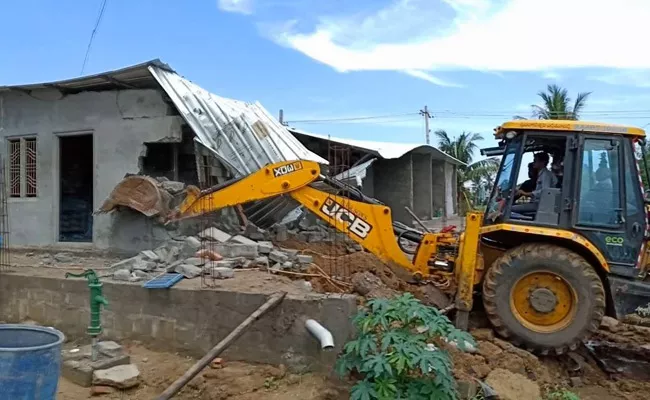 Illegal Constructions Demolishing  In Tadepalligudem - Sakshi