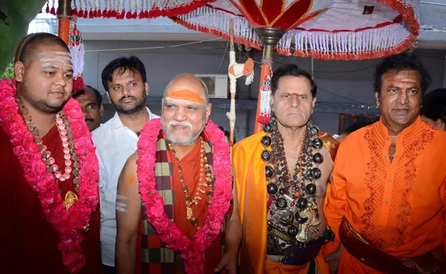 Swaroopanandendra Saraswati honored by Mohan Babu at Daiva Sannidhanam - Sakshi