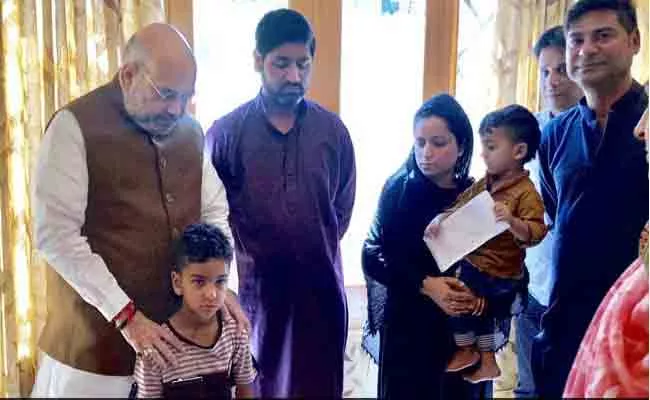 Amit Shah Meets 5 Year Old Son Of Cop Killed In Kashmir Terror Attack - Sakshi