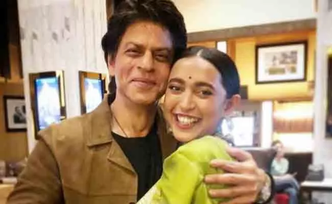 Sayani Gupta Emotional Post On Photo With Shah Rukh Khan - Sakshi