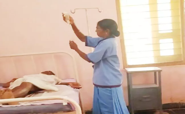 Sweepers Doing Nurse Job In Giddalur Prakasam - Sakshi