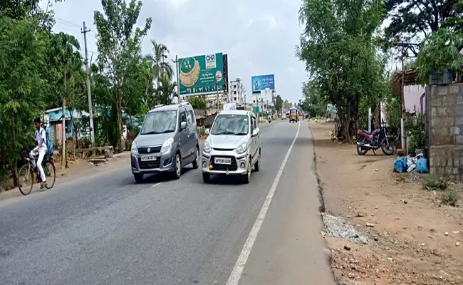 No Divers On Nation High Way At Chelluru-Mudidam - Sakshi