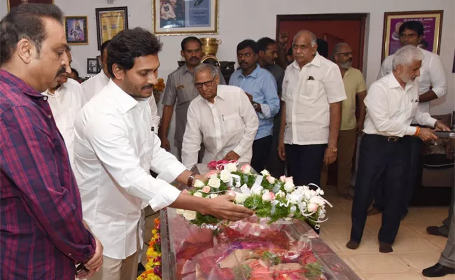 CM YS Jagan Pays Tribute To Vijaya Nirmala - Sakshi