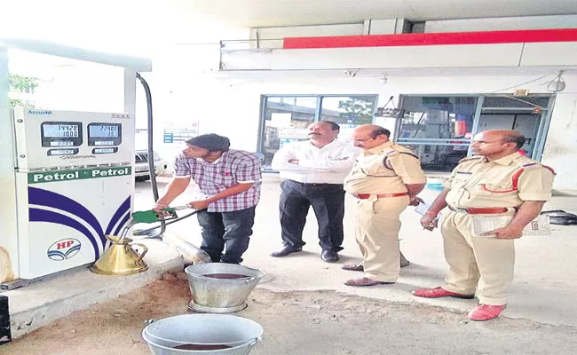 Owners Of Petrol Bunks Are Committing Fraud In Hyderabad - Sakshi