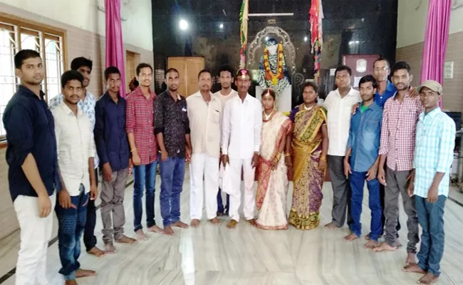 Inter Cast Marriage Of Dumb And Deaf Students In Ulavapadu Prakasam - Sakshi