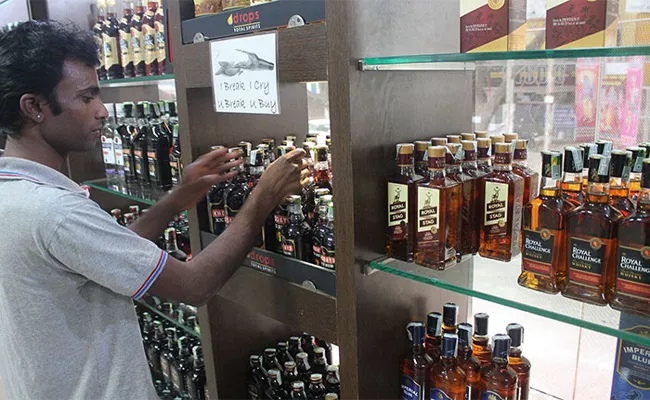 Alcohol Merchants Difficult Situation Renewing Licenses Kadapa - Sakshi