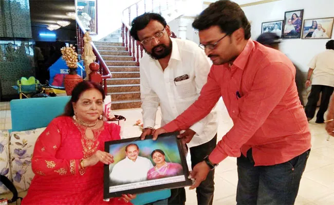 Actress Vijaya Nirmala Had Special Bond With Pochampalli - Sakshi